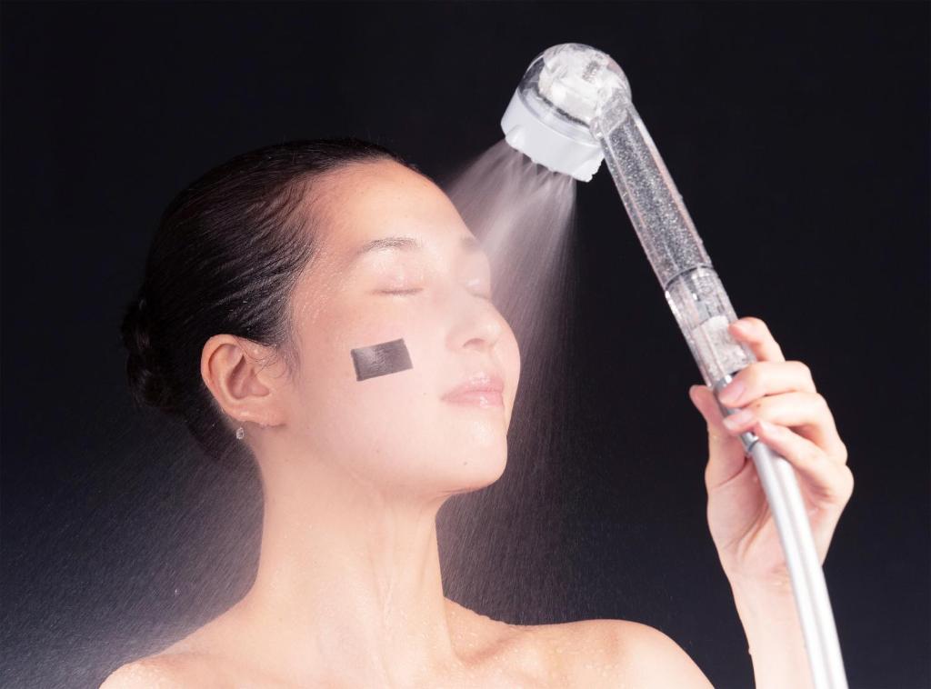 une femme sèche ses cheveux avec un sèche-cheveux dans l'établissement ホテル リトルチャペルクリスマス 和歌山 Adult Only, à Wakayama