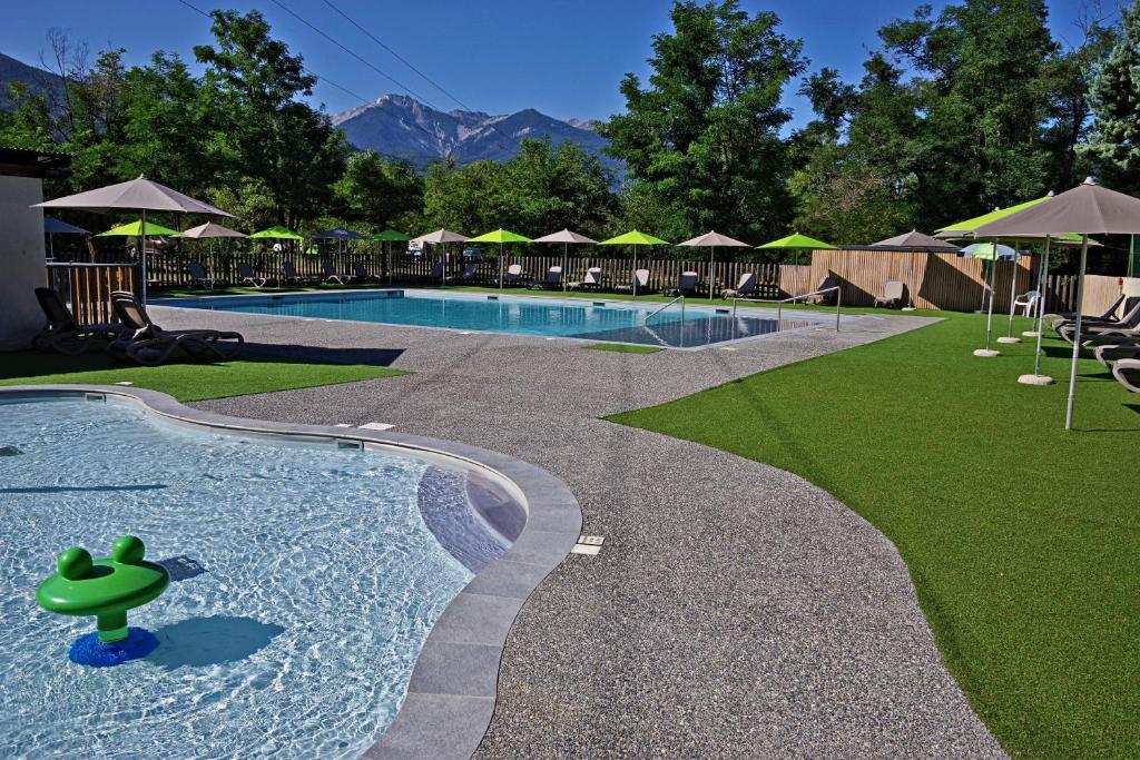 - une piscine avec un jouet au milieu dans l'établissement Camping le Petit Liou Sites & Paysages, à Baratier