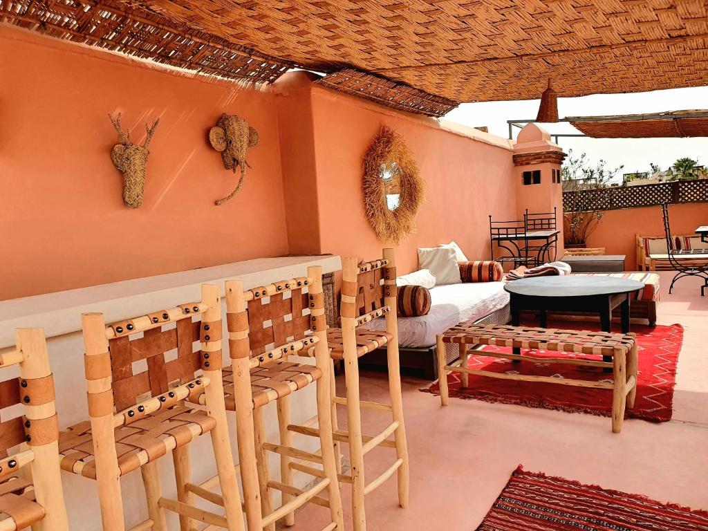 un salon avec un canapé, une table et des chaises dans l'établissement Riad Dar Zouar & Spa, à Marrakech