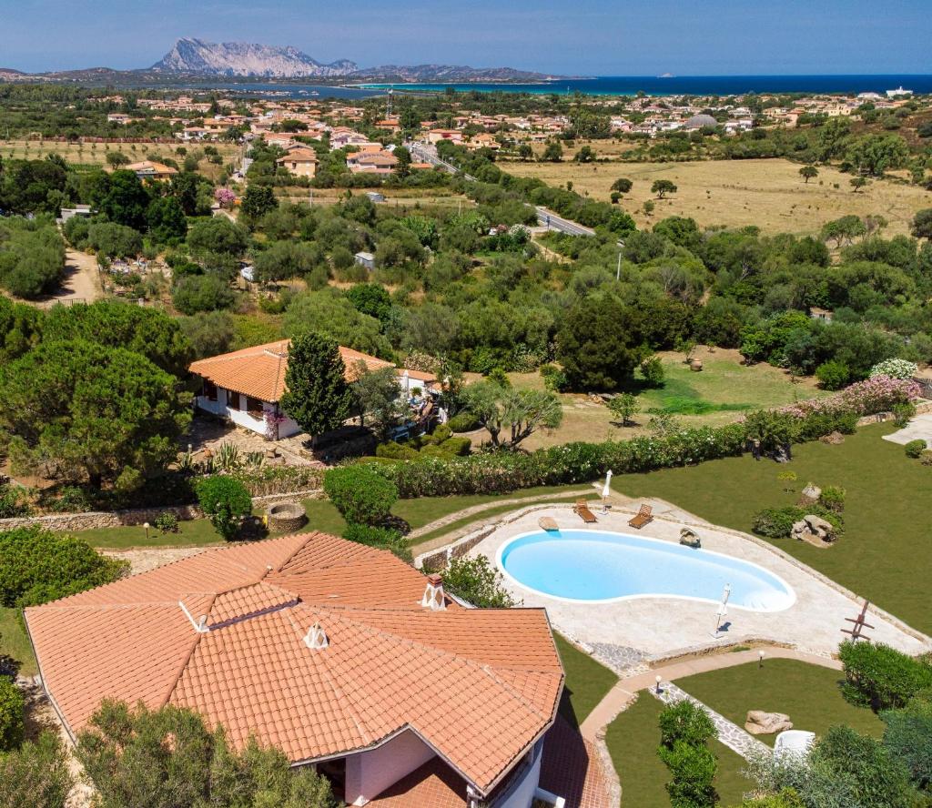 une vue aérienne d'une maison avec piscine dans l'établissement Villa Luna Rossa con piscina, à San Teodoro