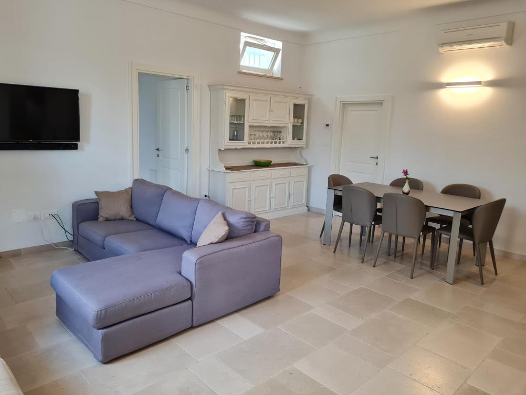 un salon avec un canapé et une table dans l'établissement Trulli Martina, à Martina Franca