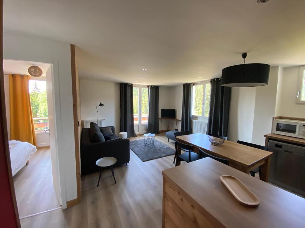 un salon avec un canapé et une table dans l'établissement Résidence les 3 Sommets, à Sarcenas