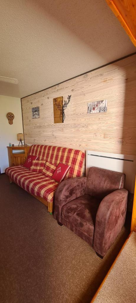 un lit et un canapé dans une chambre dans l'établissement Très joli studio au calme et bien situé, à Orcières