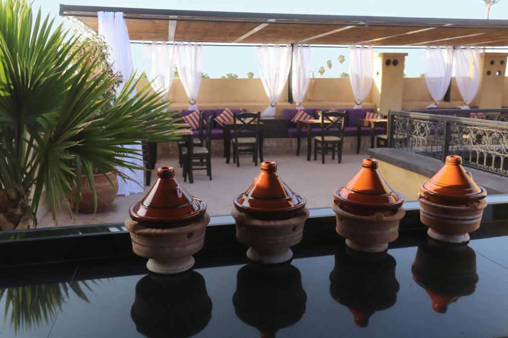 une piscine avec chaises et tables dans un restaurant dans l'établissement Riad Sultan Suleiman, à Marrakech