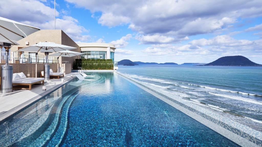une piscine avec vue sur l'océan dans l'établissement Karatsu Seaside Hotel, à Karatsu