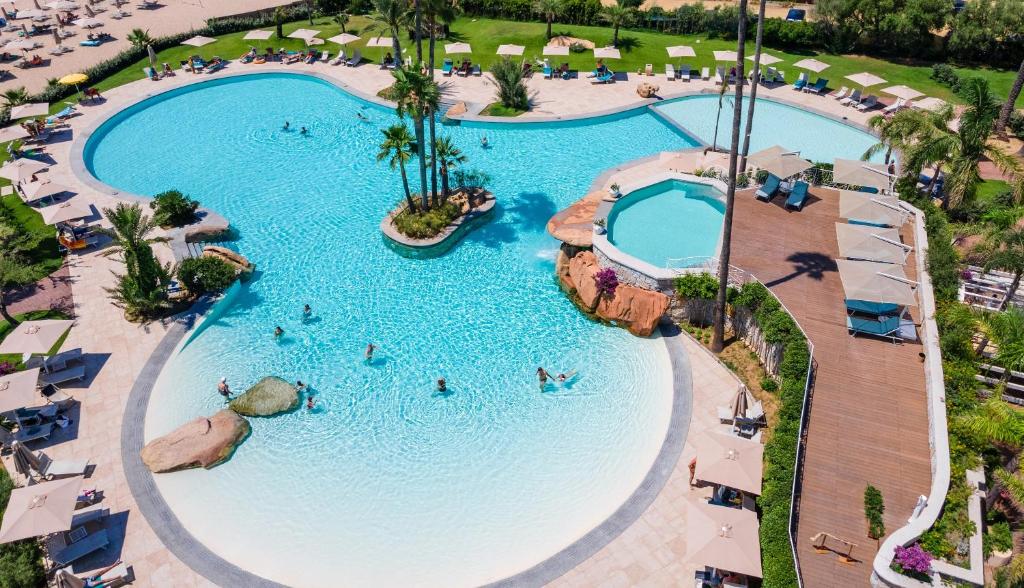 une vue aérienne d'une piscine dans un complexe hôtelier dans l'établissement Hotel Club Saraceno - Bovis Hotels, à Àrbatax