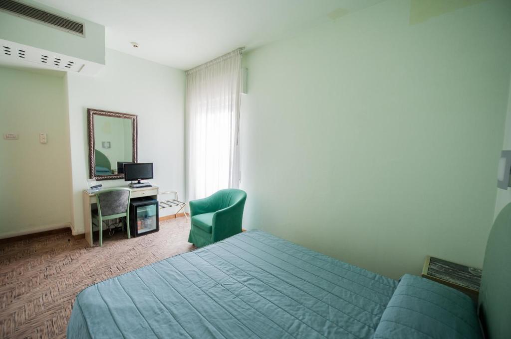 une chambre avec un lit, un bureau et une télévision dans l'établissement Alba Hotel, à Marina di Ravenna 47 autres photos