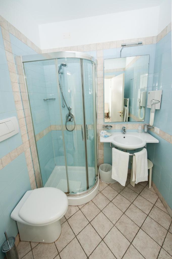 une salle de bain avec une douche, des toilettes et un lavabo dans l'établissement Alba Hotel, à Marina di Ravenna