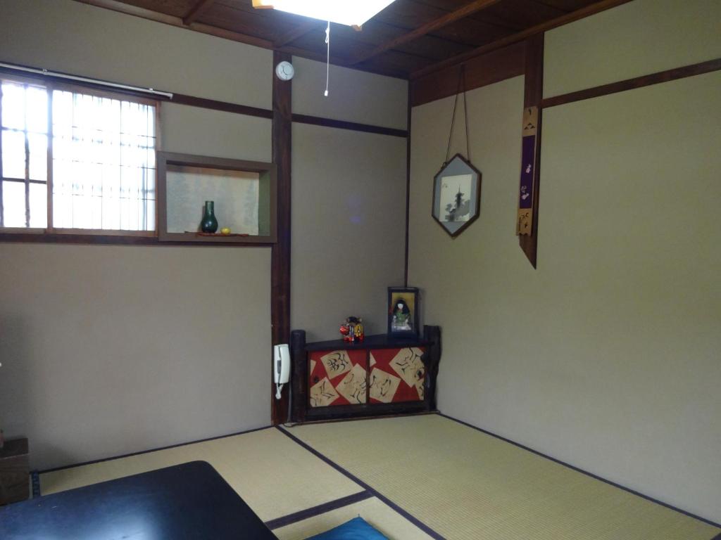 une chambre avec une porte et une fenêtre dans l'établissement Ryokan Uemura, à Kyoto 37 autres photos