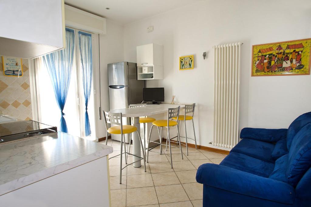 Il comprend une cuisine et un salon avec un canapé bleu. dans l'établissement Villa Hanna, à Lido di Jesolo