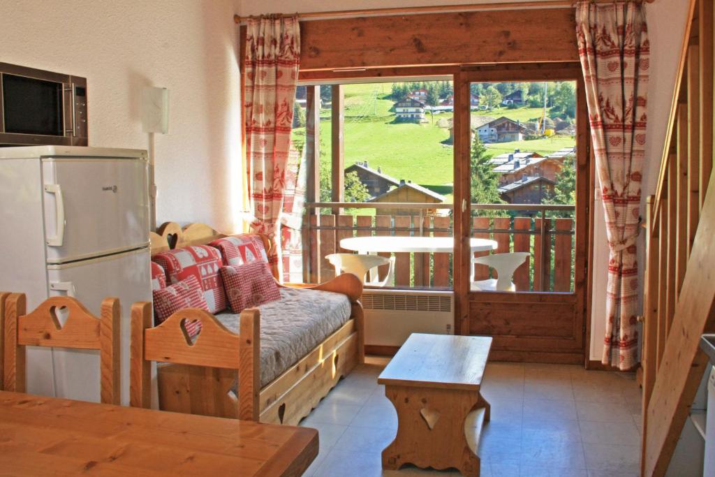 - un salon avec un canapé et un réfrigérateur dans l'établissement Azureva La Clusaz les Aravis, à La Clusaz 37 autres photos