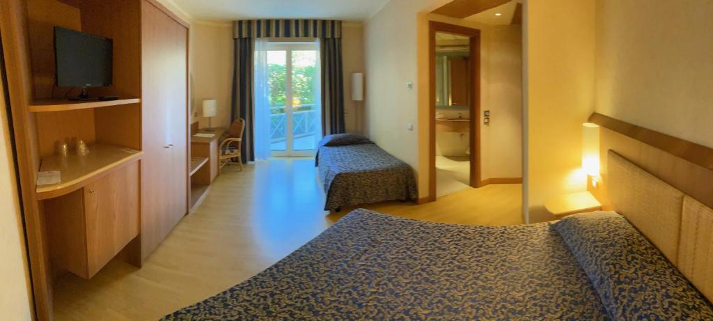 une chambre d'hôtel avec deux lits et une télévision dans l'établissement Nicotel Barletta, à Barletta 36 autres photos