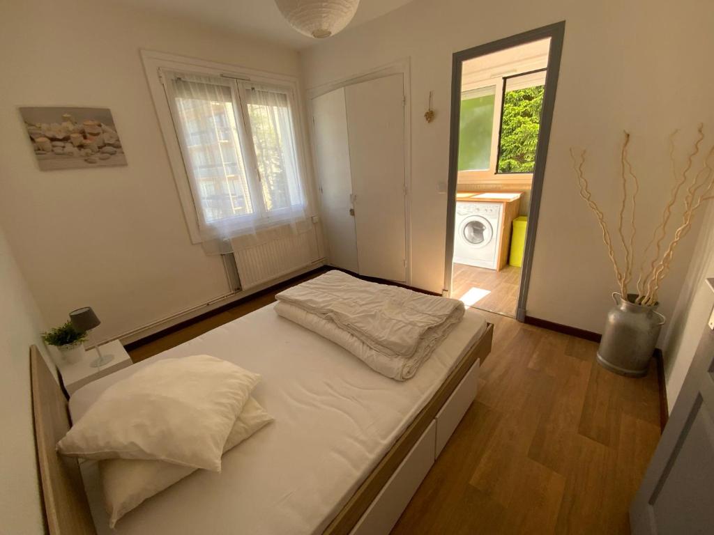 - une chambre avec un grand lit dans une pièce dotée d'une fenêtre dans l'établissement Lou Moussu, à Gourette