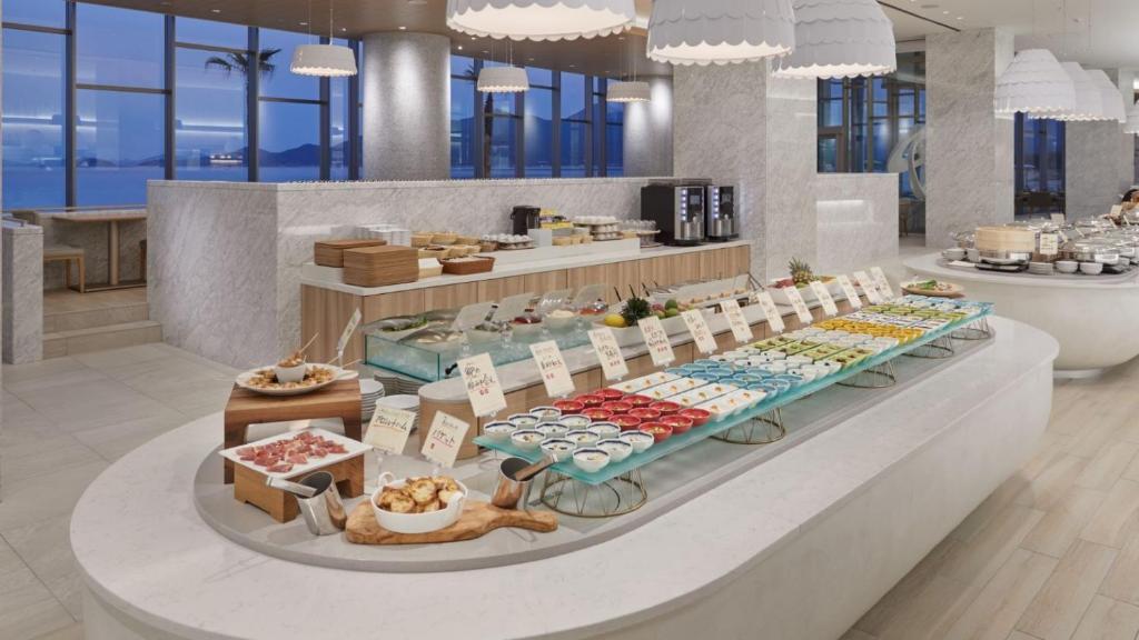 une ligne de buffet avec de nombreux types de nourriture différents dans l'établissement Karatsu Seaside Hotel, à Karatsu
