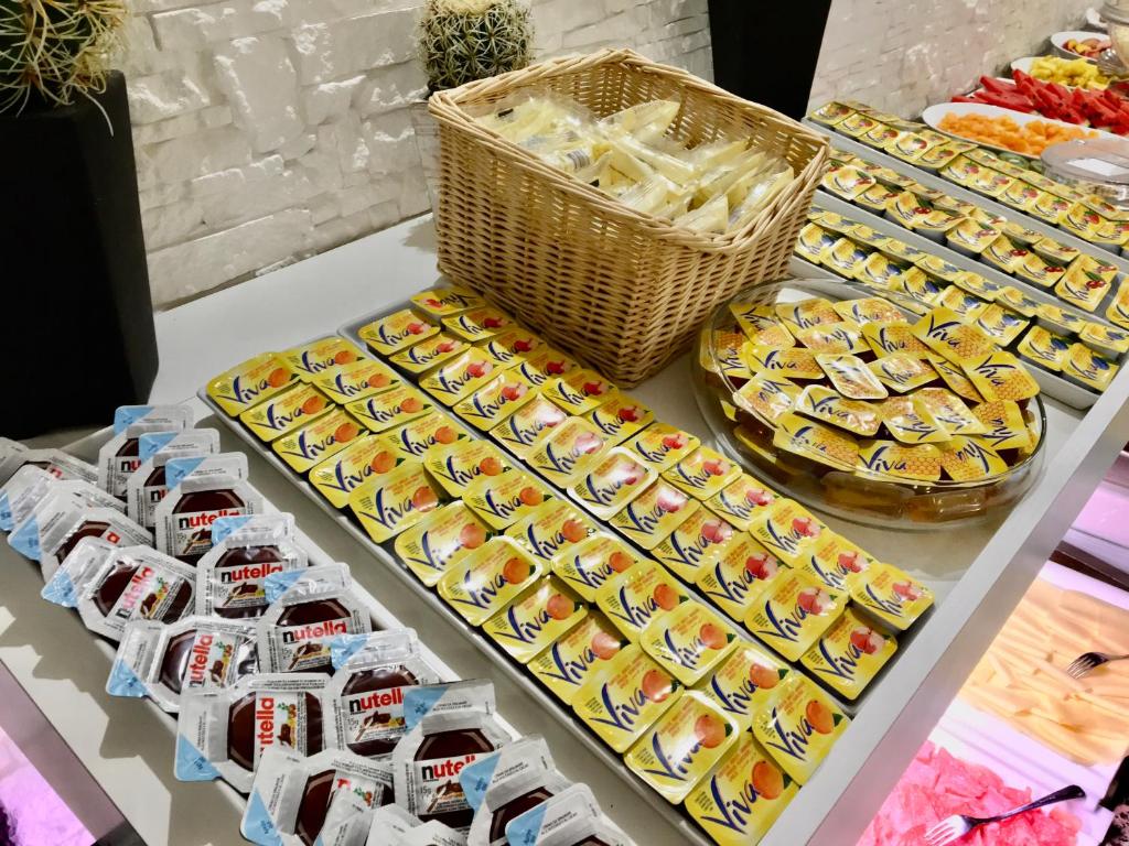 une table garnie de nombreux types d'aliments différents dans l'établissement Hotel Nazionale, à Lido di Jesolo 42 autres photos