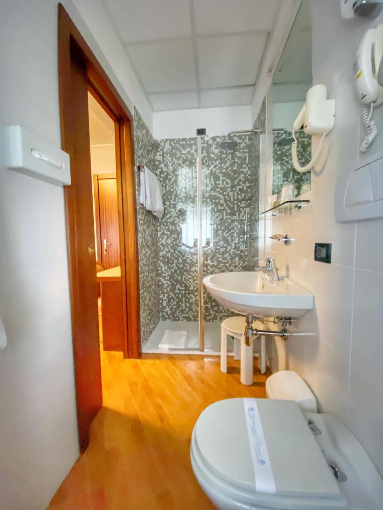 une salle de bain avec toilettes et lavabo dans l'établissement Regina Elena Dependance, à Santa Margherita Ligure