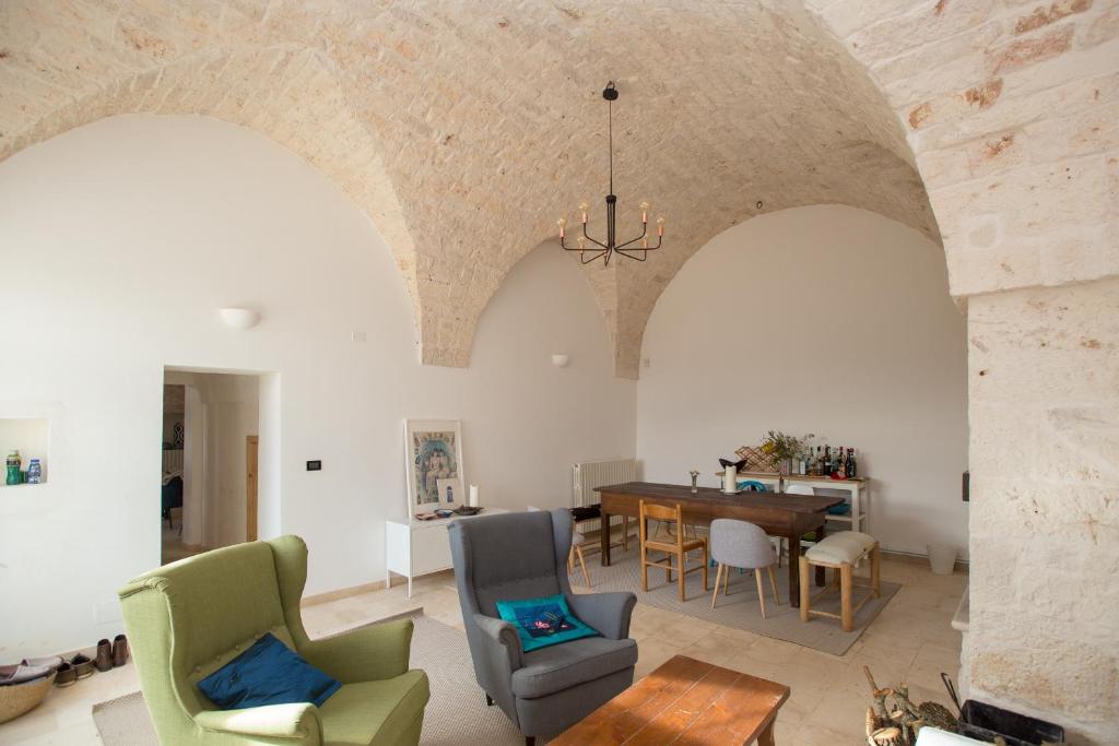 un salon avec une table et des chaises dans l'établissement Casa Amahoro, à Ostuni