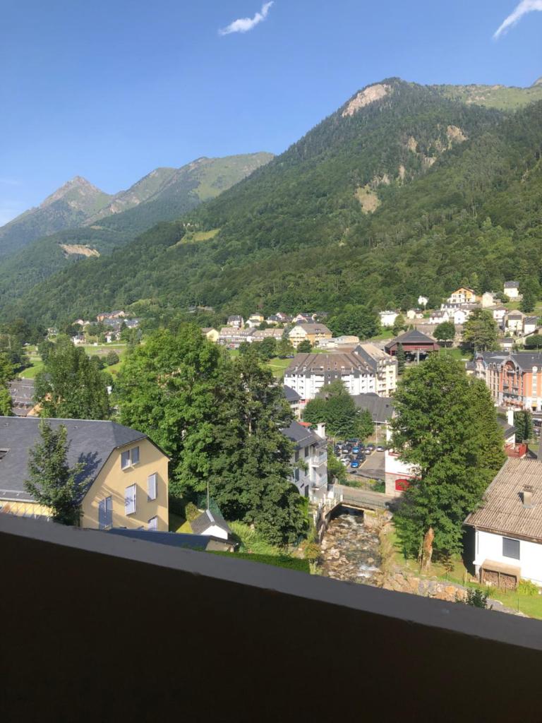 - une vue sur une ville avec des montagnes en arrière-plan dans l'établissement Appartement refait à neuf 40m2, Cauterets Centre, à Cauterets 2 autres photos
