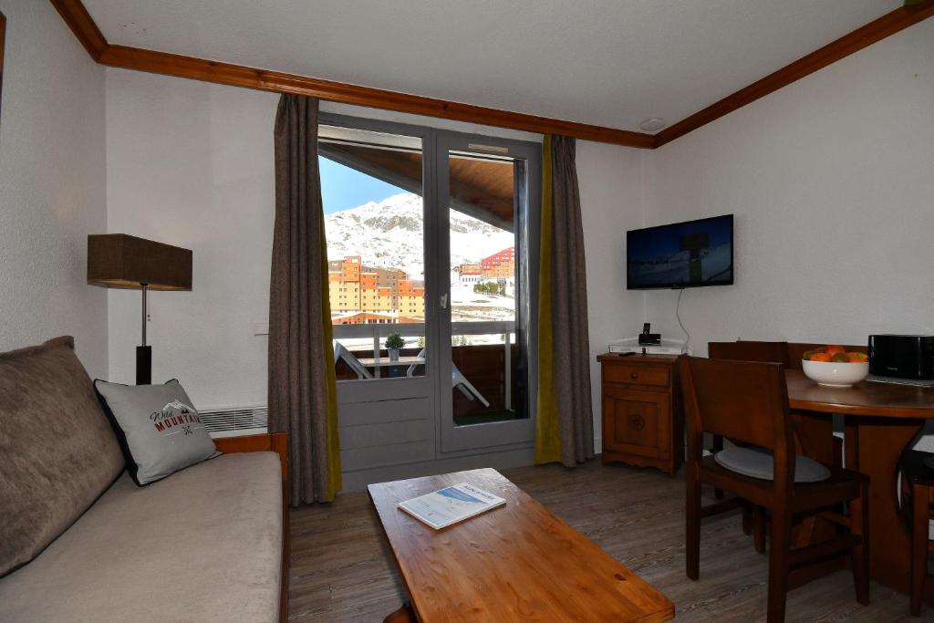 - un salon avec vue sur la montagne dans l'établissement Superb view+Swim Pool+Smart TV+Netflix+Projector, à Huez
