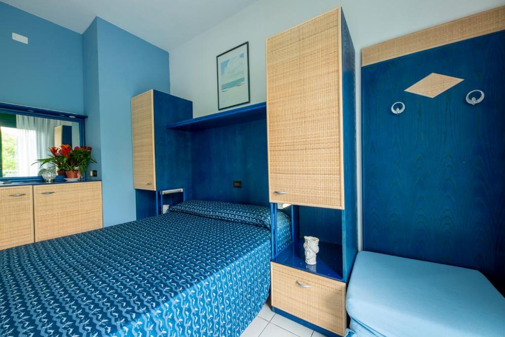 une chambre bleue avec un lit et des murs bleus dans l'établissement Hotel Olanda, à Lido di Jesolo