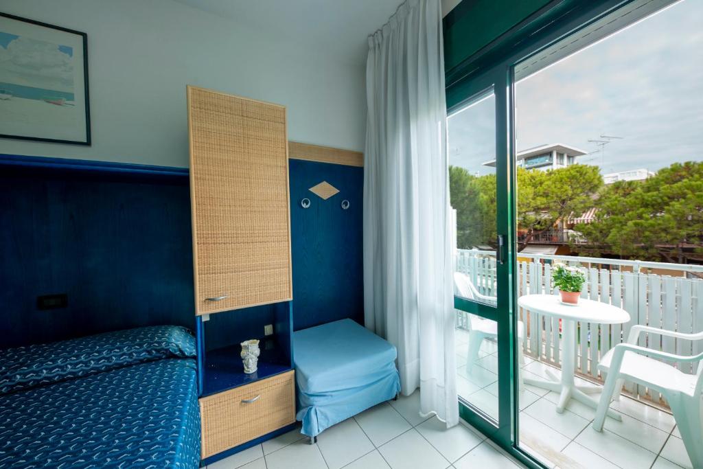 une chambre avec un lit et un balcon dans l'établissement Hotel Olanda, à Lido di Jesolo