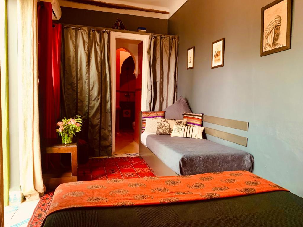 - une chambre avec 2 lits dans une chambre avec une fenêtre dans l'établissement Dar Zemrane, à Marrakech