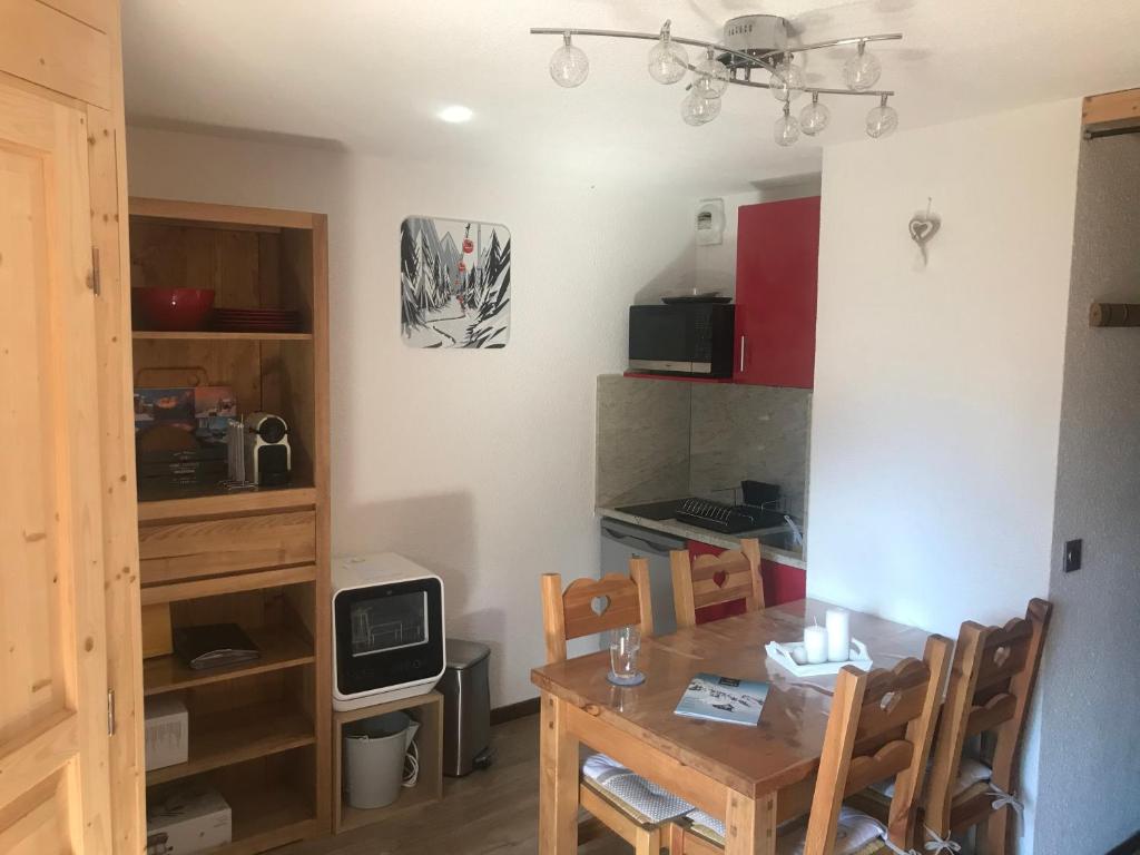 Cuisine ou kitchenette dans l'établissement Appartement T2 col de Merdassier au pied des pistes