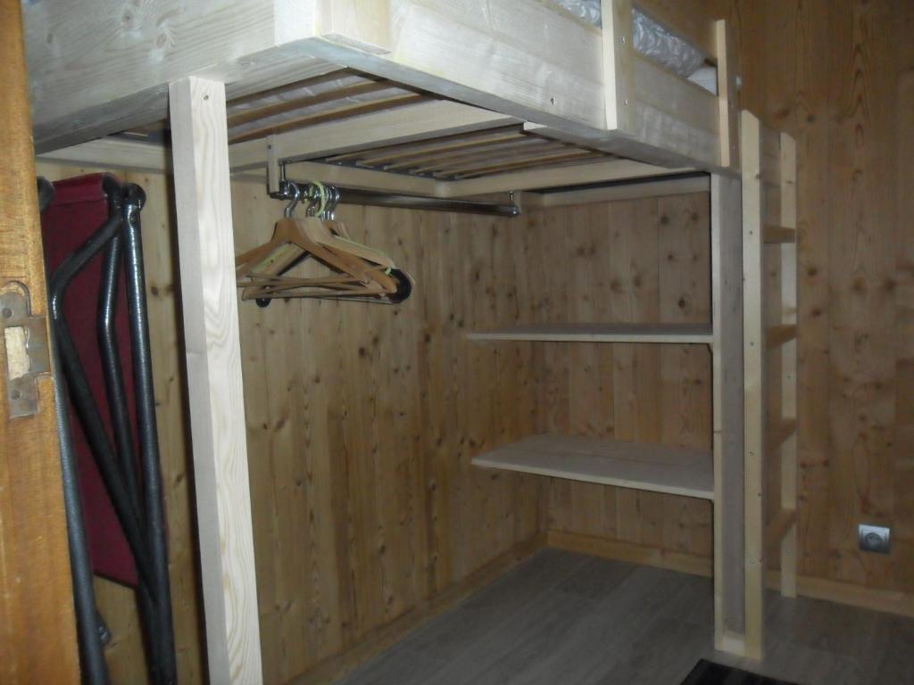 Ce lit superposé se trouve dans un dortoir doté de murs en bois. dans l'établissement Studio les 2 Aples, à Les Deux Alpes