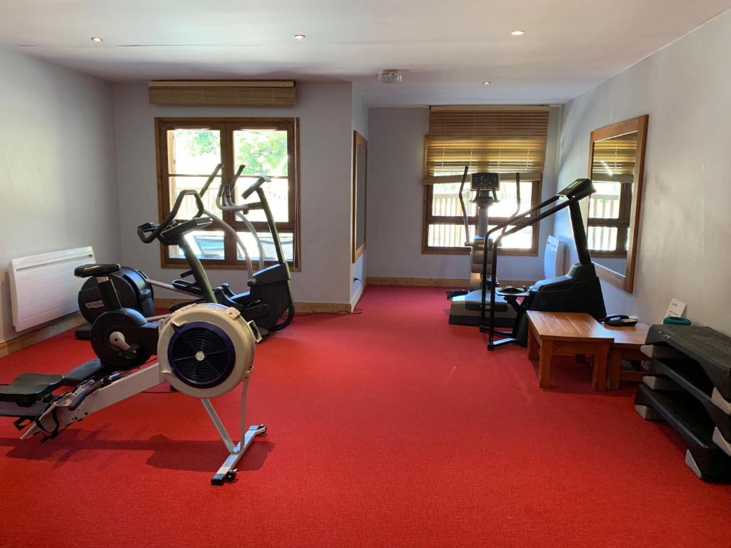 - une salle de sport avec tapis de course et vélos d'exercice dans l'établissement Superbe appart Arc 1950 4/6pers dans résidence hôtelière 5* - Skis aux pieds, à Arc 1950