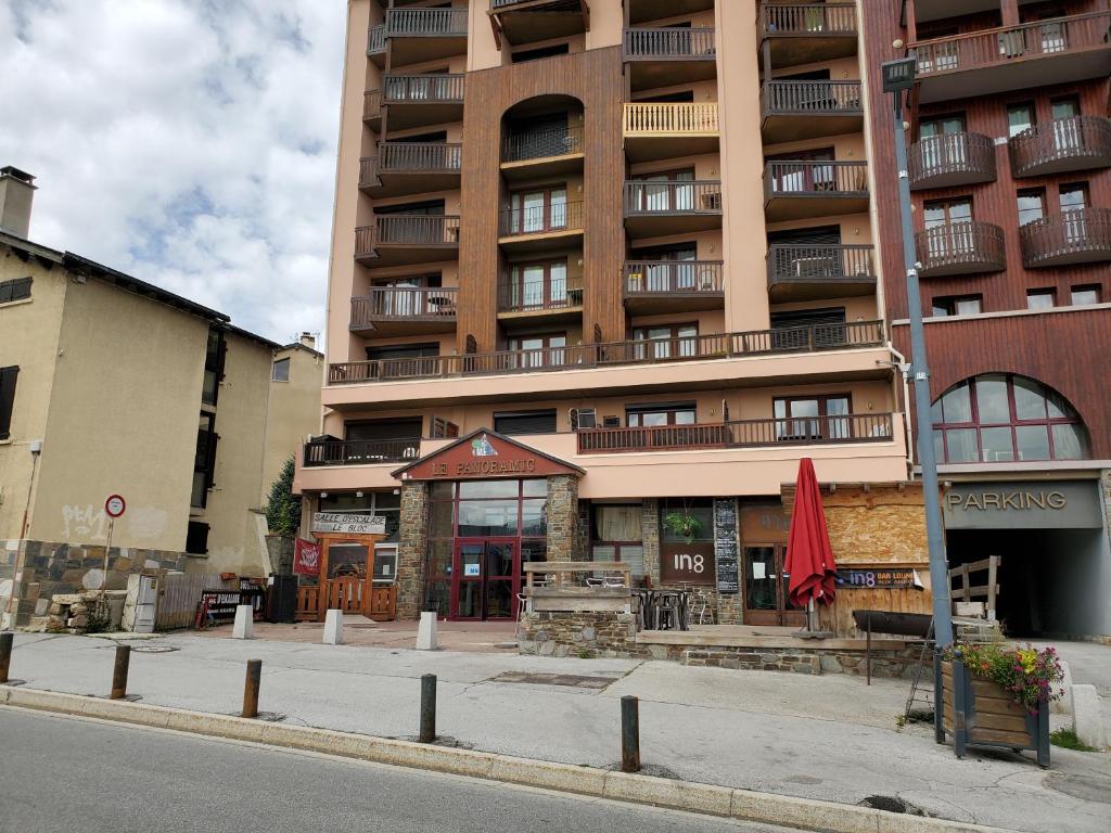 un grand immeuble avec un restaurant en face dans l'établissement Agréable appartement-Résidence Le Panoramic, aux Angles