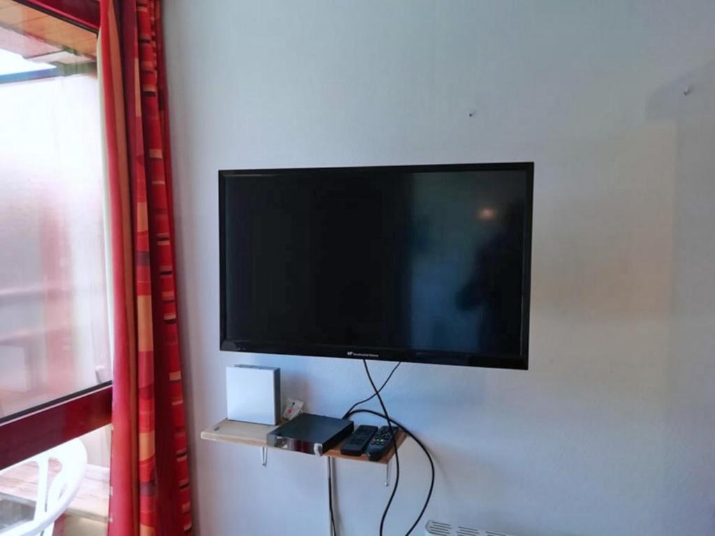 un téléviseur à écran plat accroché au mur dans l'établissement Le cocon du prorel, à Briançon