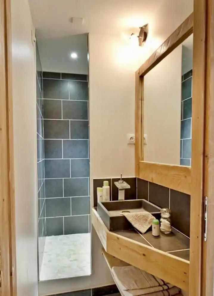 une salle de bain avec un lavabo et un miroir dans l'établissement Apartment ski in/out Val Thorens, à Val Thorens 11 autres photos