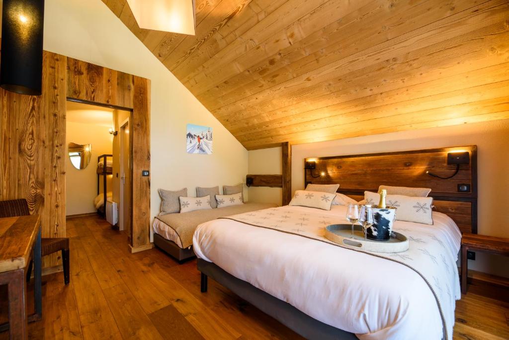 - une chambre avec un grand lit et un plafond en bois dans l'établissement Hôtel Neste de Jade, à Saint-Lary-Soulan 37 autres photos