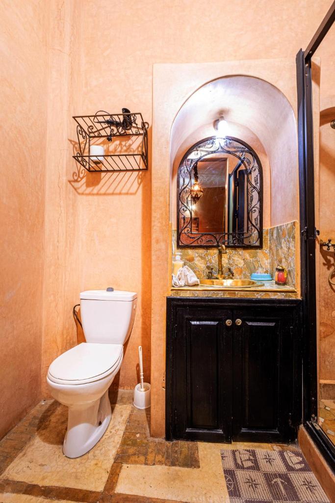 une salle de bain avec toilettes, lavabo et miroir dans l'établissement Riad ViewPoint, à Marrakech