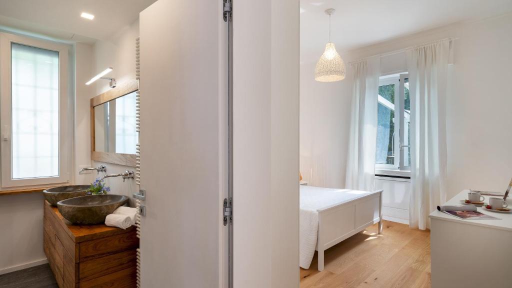 une salle de bain avec une baignoire et un lavabo et une baignoire dans l'établissement Villa Scirocco 102 Emma Villas, à Pieve Ligure