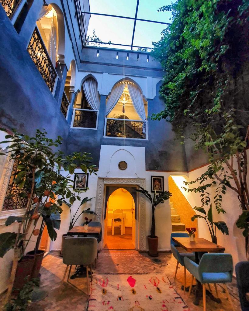 une pièce avec des tables et des chaises dans un bâtiment dans l'établissement Riad les 2 Portes, à Marrakech