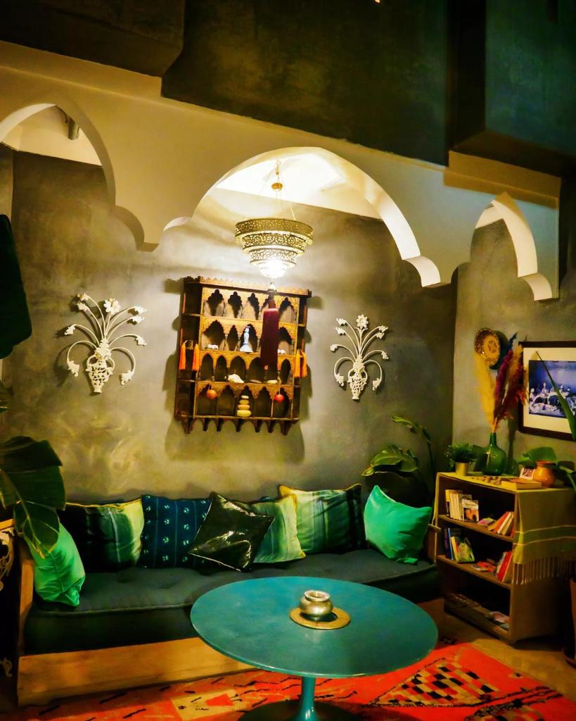 un salon avec un canapé et une table dans l'établissement Riad les 2 Portes, à Marrakech