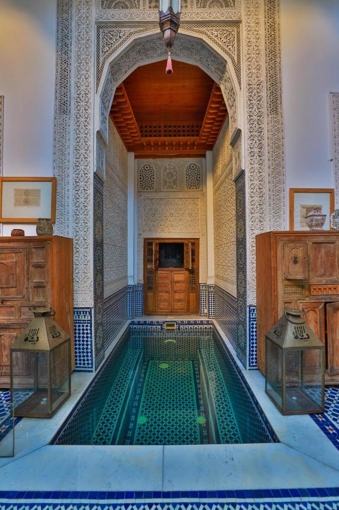 - une piscine dans un bâtiment avec une mosquée dans l'établissement RIAD LOUDAYA AND SPA, à Fès