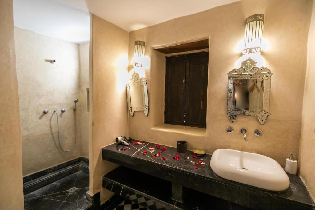 une salle de bain avec un lavabo et une douche dans l'établissement RIAD LOUDAYA AND SPA, à Fès 37 autres photos