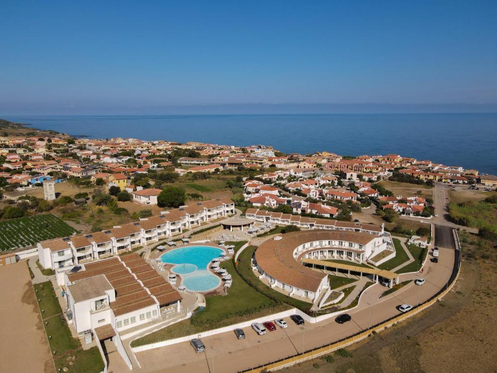 une vue aérienne d'un complexe hôtelier près de l'océan dans l'établissement GH Santina Resort & SPA, à Valledoria