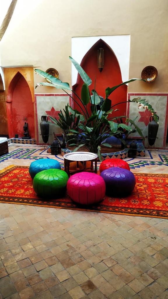 - un ensemble d'oreillers colorés assis sur un tapis dans l'établissement Riad Basma Marrakech, à Marrakech
