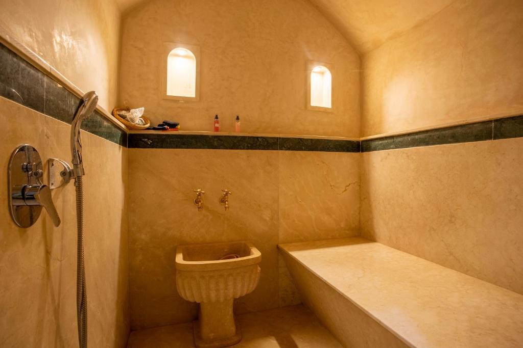 une salle de bain avec une baignoire, des toilettes et un lavabo dans l'établissement Riad Alice Terrace & Spa, à Marrakech