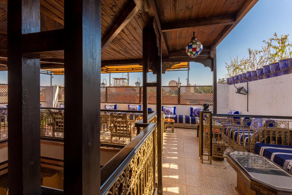 - un balcon d'un restaurant avec des tables et des chaises dans l'établissement Riad Alice Terrace & Spa, à Marrakech
