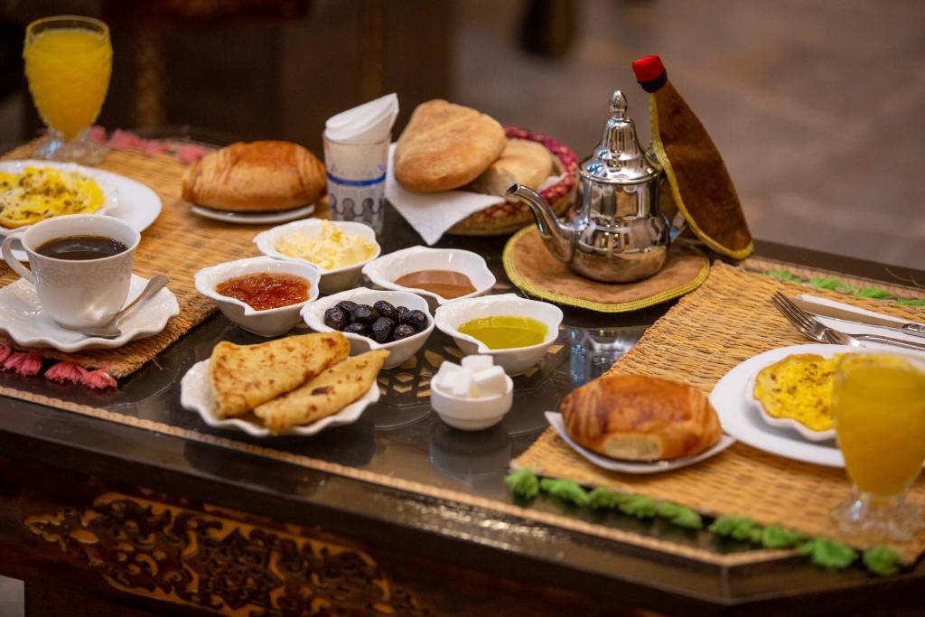 - une table de petit-déjeuner avec des aliments et des boissons dans l'établissement Riad Alice Terrace & Spa, à Marrakech 37 autres photos