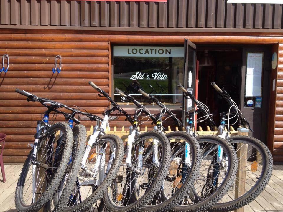 un groupe de vélos garés devant un magasin dans l'établissement Hôtel Le Tuc de l'Etang, à Boutx