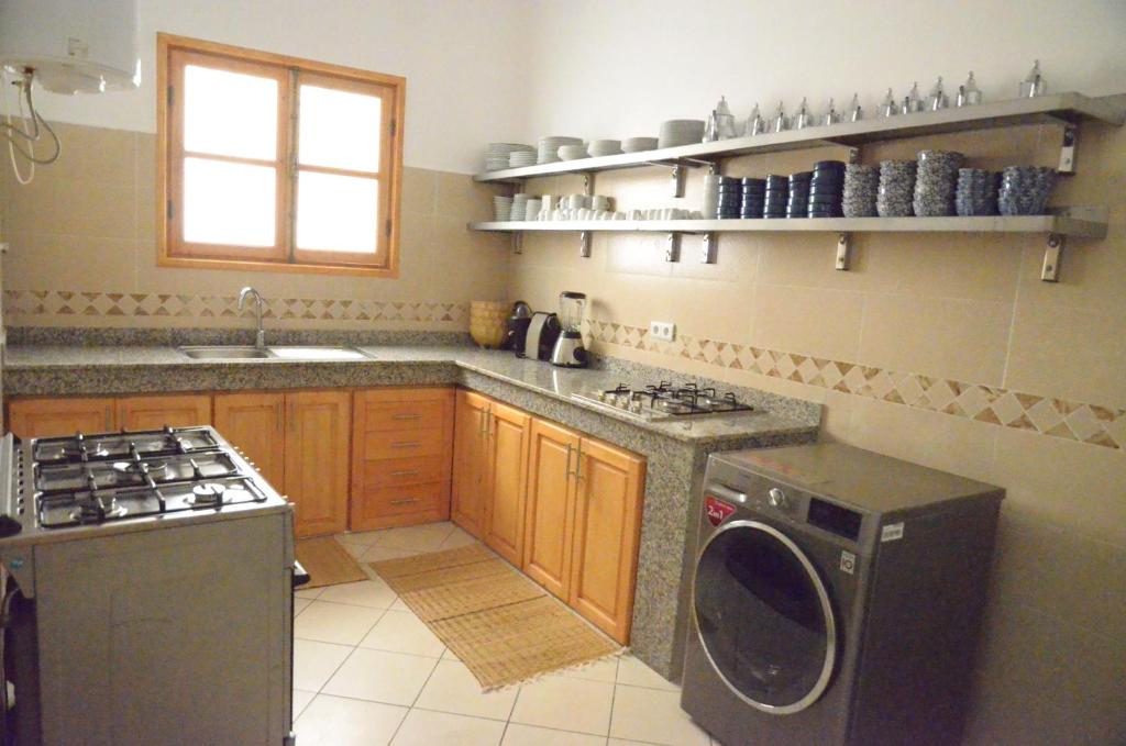 Il comprend une cuisine équipée d'un lave-linge et d'une cuisinière. dans l'établissement Riad Essaouira, à Essaouira 26 autres photos
