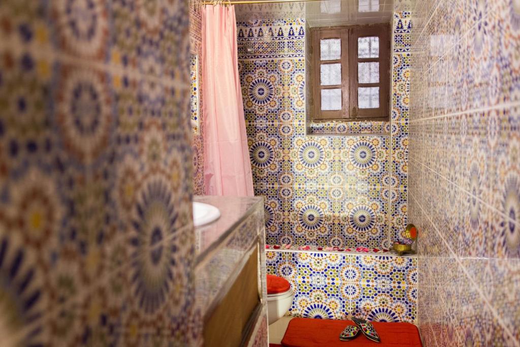 une salle de bain avec une douche, un lavabo et des toilettes dans l'établissement Riad Lalla Fatima, à Fès