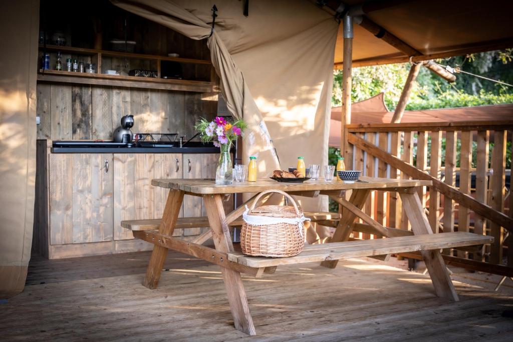 - une table de pique-nique avec un panier dans l'établissement Lodges des Grands Chênes, à Andelarrot