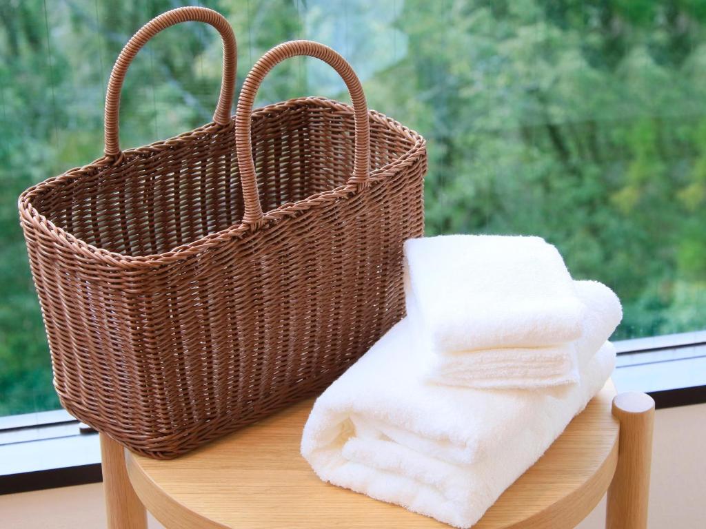 - un panier et des serviettes sur une table à côté d'une fenêtre dans l'établissement Hot Spring Inn Hakone Suisen, à Hakone 93 autres photos