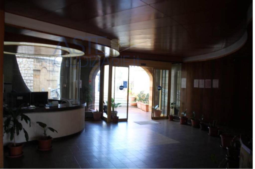 une pièce avec un couloir avec des plantes en pot à l'intérieur dans l'établissement Ashur mondello, à Palerme